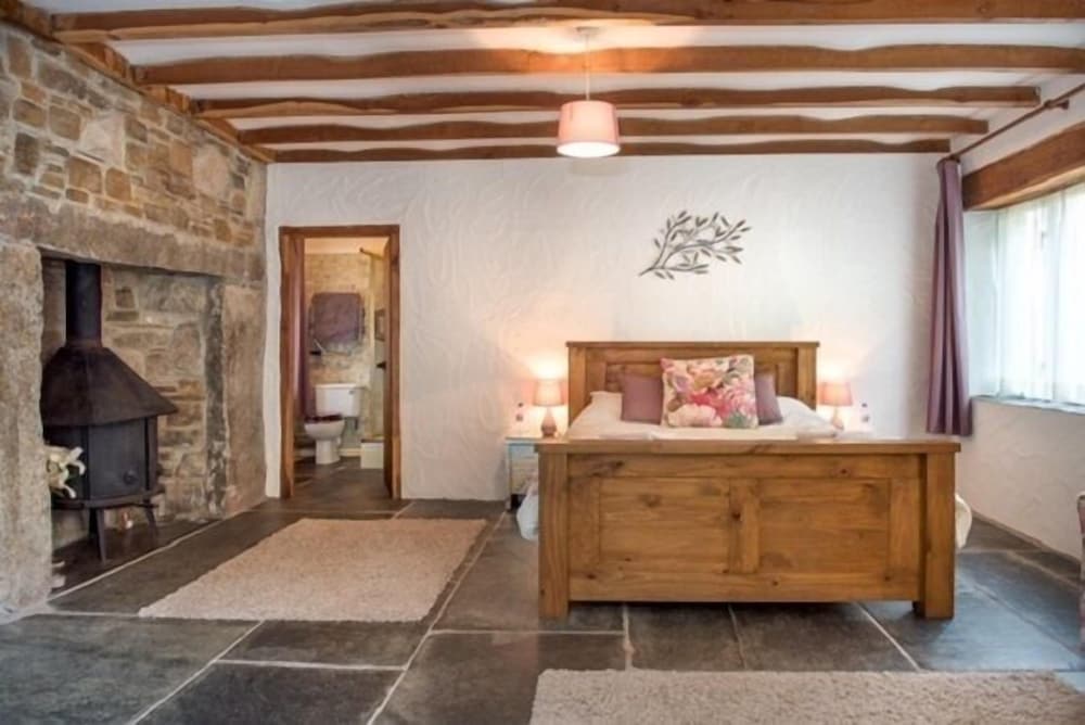 Classic Double Room, 1 King Bed (Coombe Farm - Peacock's Perch) photo 3