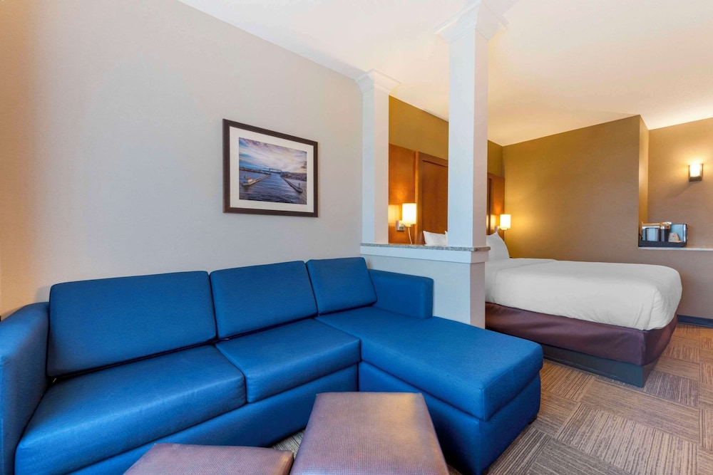 Ground Floor Deluxe King Balcony Suite photo 1