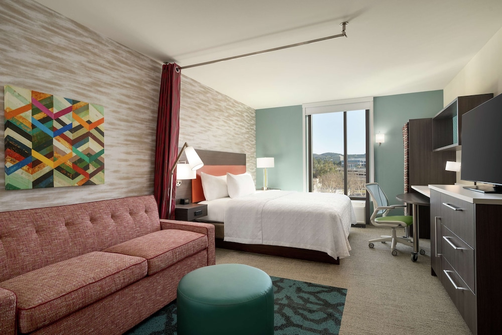 Studio, 1 King Bed, Accessible (Bathtub) - Photo 2