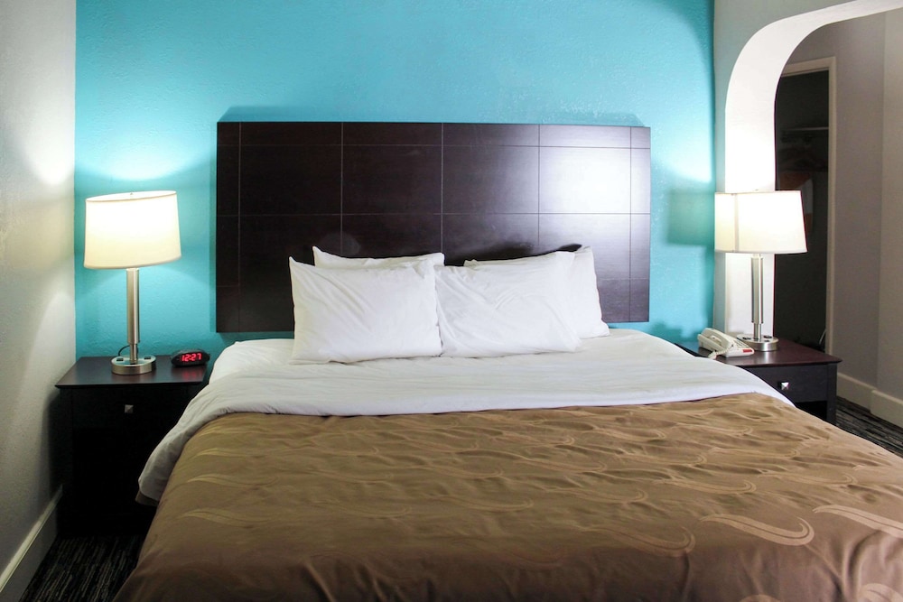 Suite, 1 King Bed, Non Smoking - Photo 2