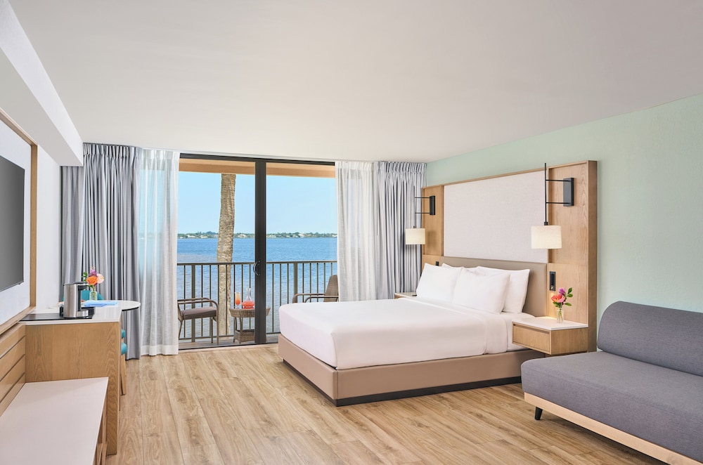 Standard Room, 1 King Bed, River View photo 3