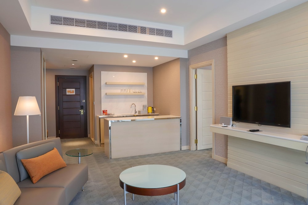Suite, 1 King Bed (Victoria) photo 2
