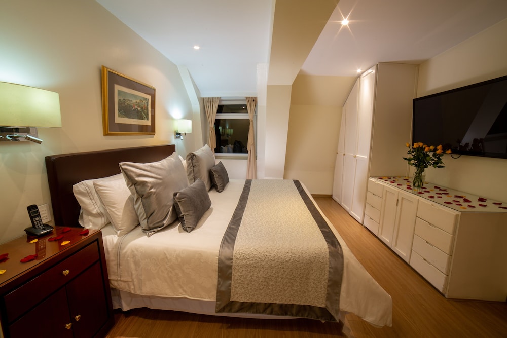 Junior Studio Suite, 1 King Bed - Photo 1