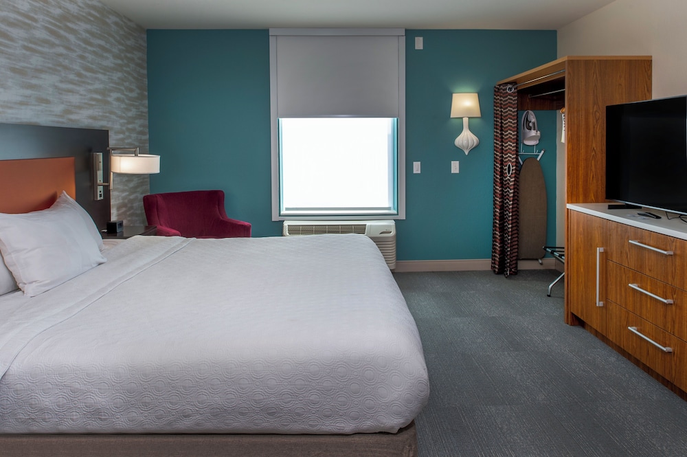 Suite, Accessible, Non Smoking (Roll-in Shower) photo 3