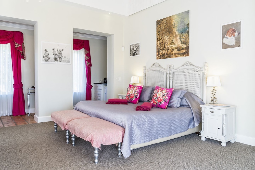 Superior Suite, 1 King Bed, Mountain View
