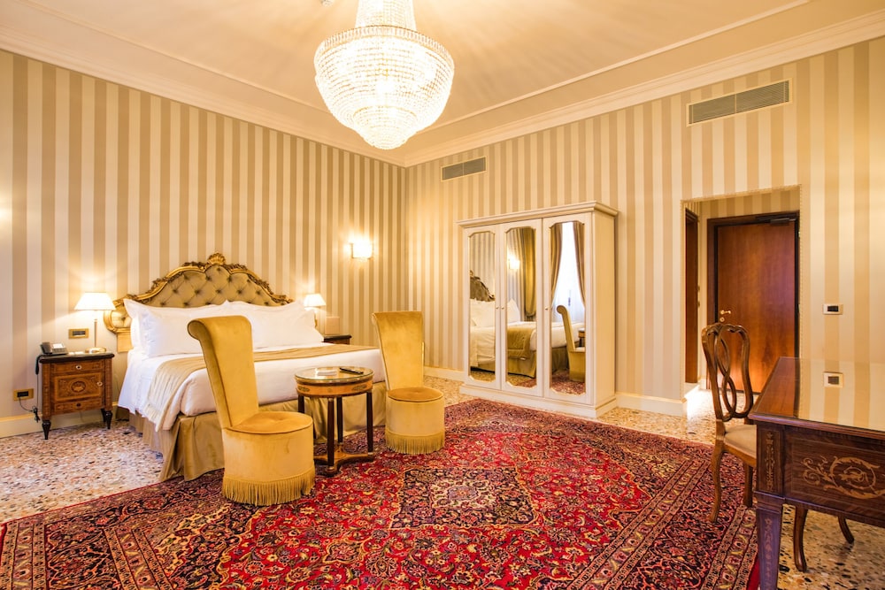 Premier Suite - Photo 2