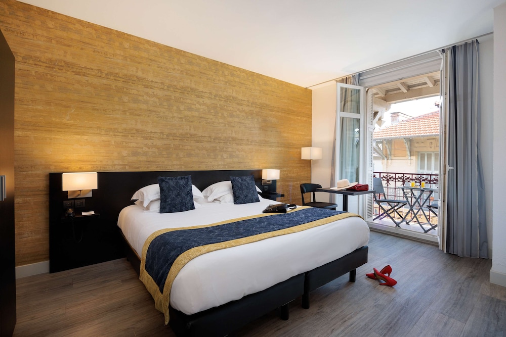 Deluxe Room, 1 King Bed, Non Smoking, Balcony (Twin bed on request) - Photo 16