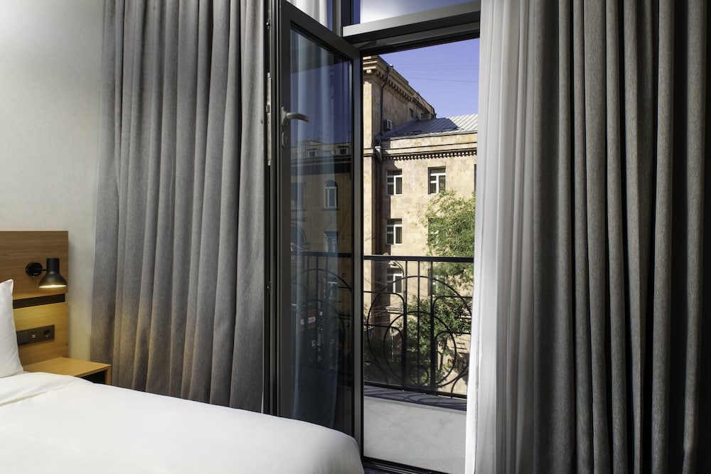 Standard Room, 1 Queen Bed (French Balcony) photo 1