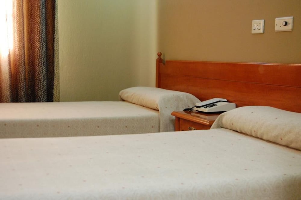 Standard Double Room - Photo 9
