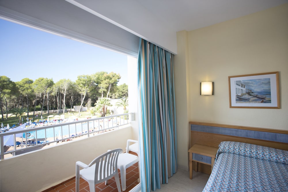 Standard Triple Room, Pool View photo 3