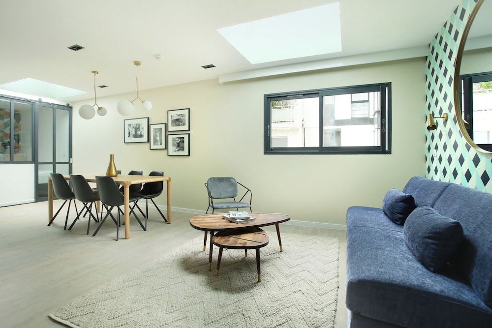 Large 2 Bedroom Apartment with Sofa Bed