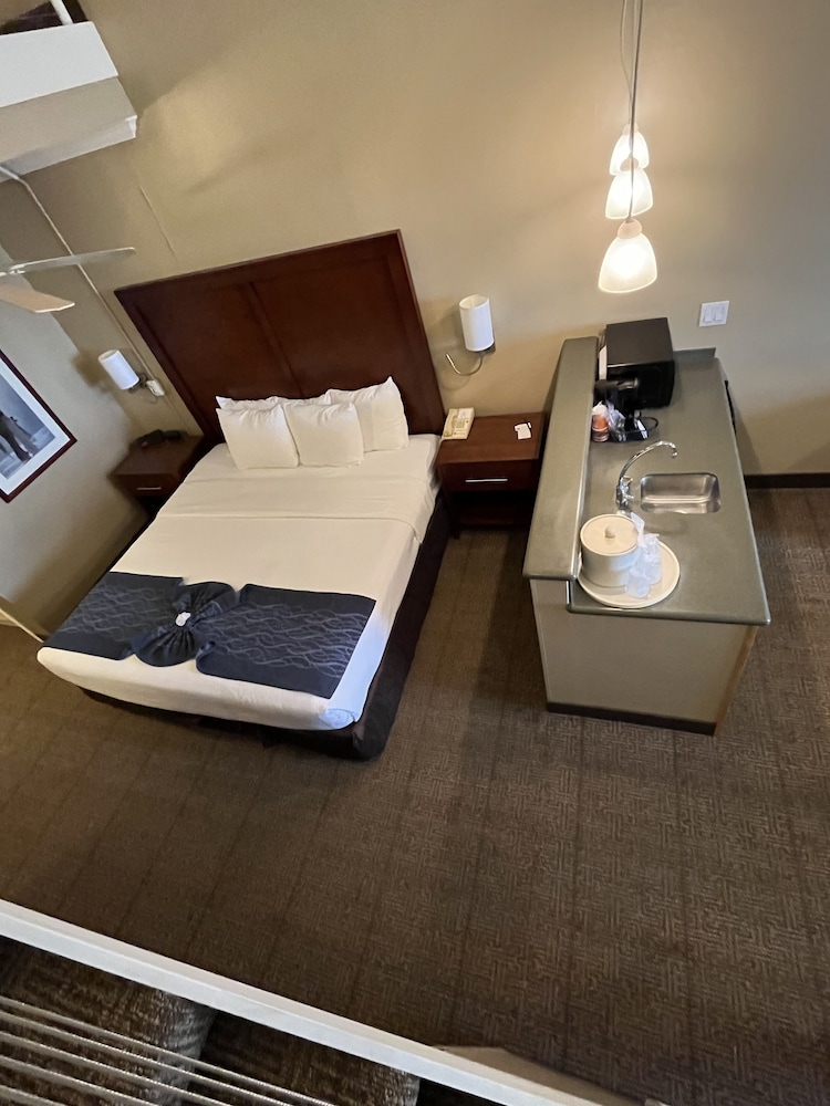 Suite, Multiple Beds, Non Smoking - Photo 8