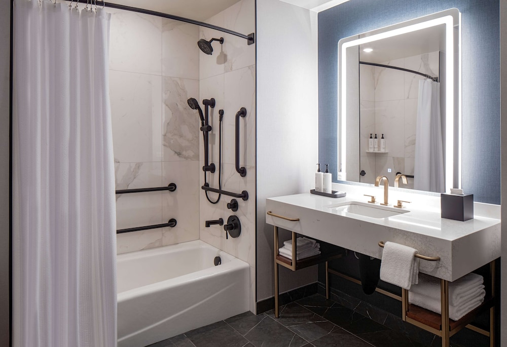 Room, 2 Queen Beds, Bathtub - Photo 5