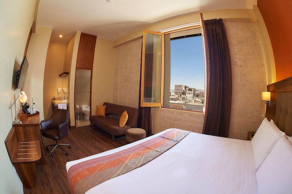 Deluxe Room, 1 King Bed, Ensuite, City View photo 2