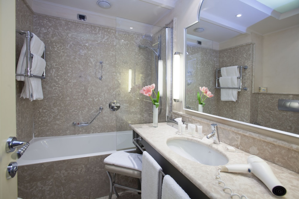 Deluxe Room - Photo 5