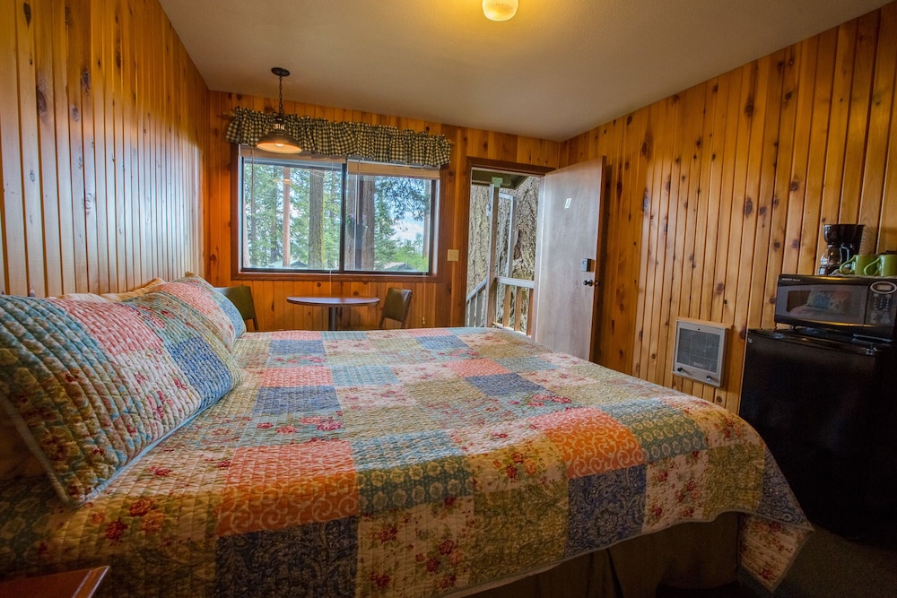 Standard Room, 1 King Bed, Refrigerator & Microwave, Lakeside photo 3