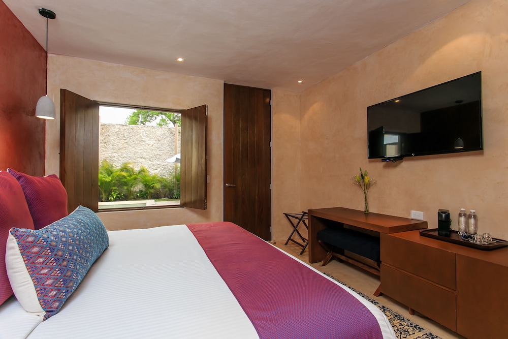 Deluxe Room, 1 King Bed photo 2