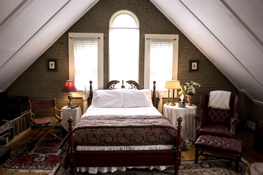 John Schneider Suite (1 Queen Bed, Private Bathroom) photo 1