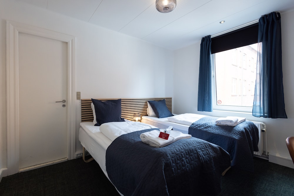 Economy Room (Bed 140cm) - Photo 2