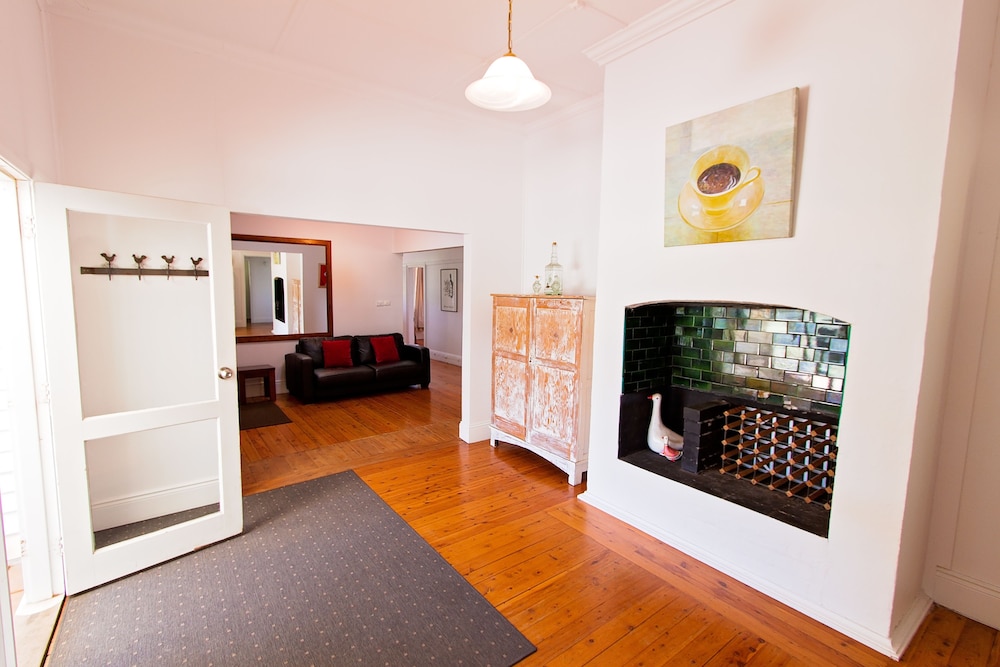 House, 3 Bedrooms, 2 Bathrooms photo 3