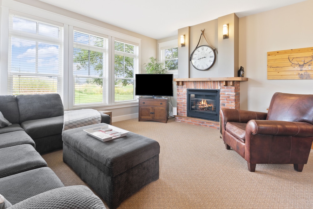 Grand Condo, 2 Bedrooms (128 Rivergrass - No Pets Allowed)