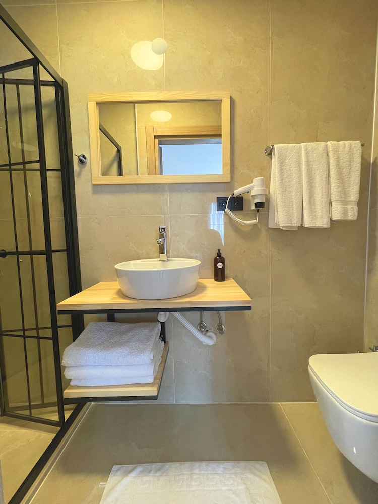 Standard Triple Room - Photo 5