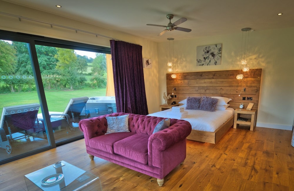Luxury Bungalow, Hot Tub (Stiperstones Garden Room) photo 1