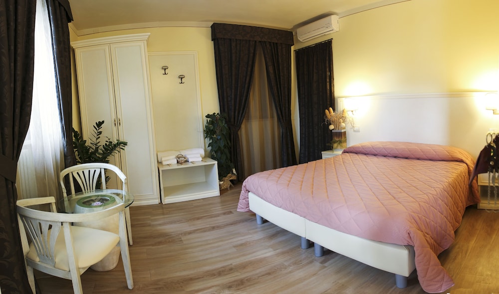 Standard Double or Twin Room, 1 Bedroom, Ensuite photo 2