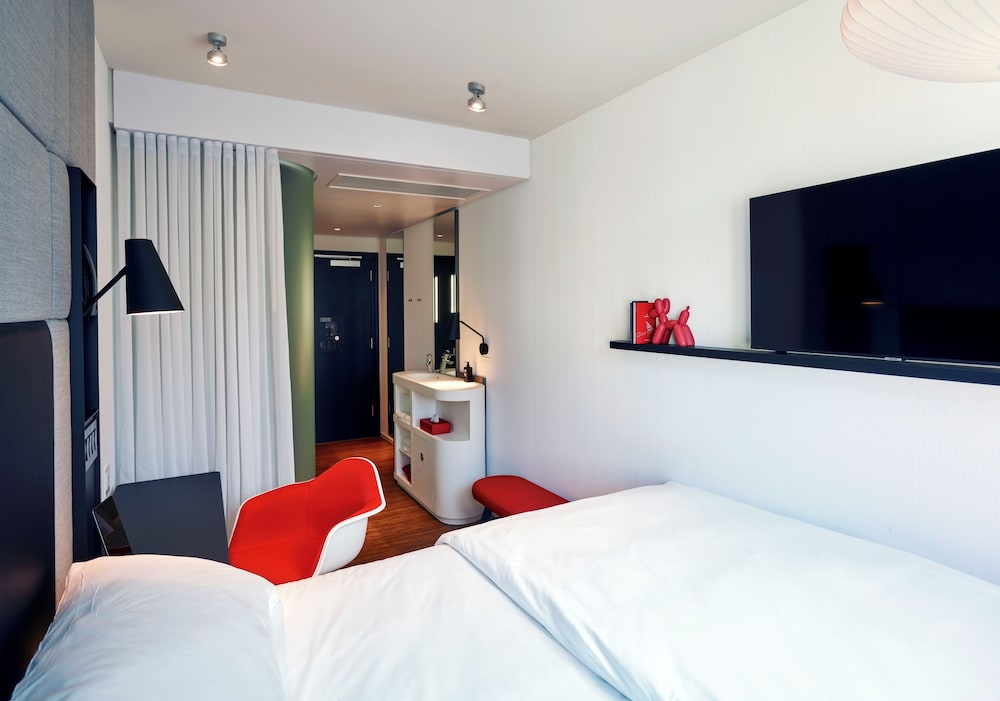 Premium Room, 1 King Bed (View) - Photo 11