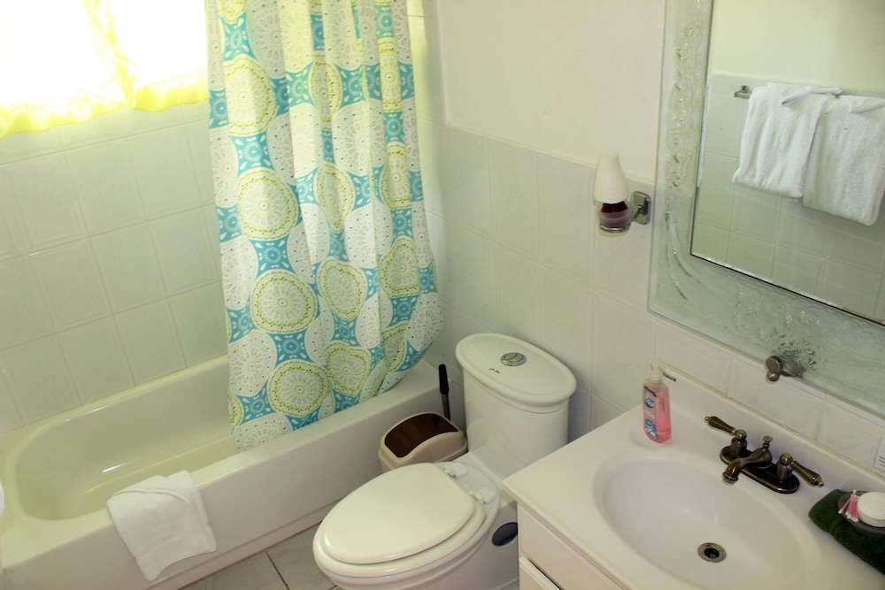 Standard Room, 1 Queen Bed, Bathtub, Sea View photo 3