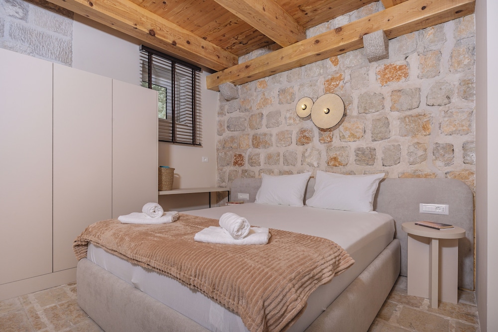 Standard Apartment, 1 Queen Bed with Sofa bed, Pool Access, Sea View