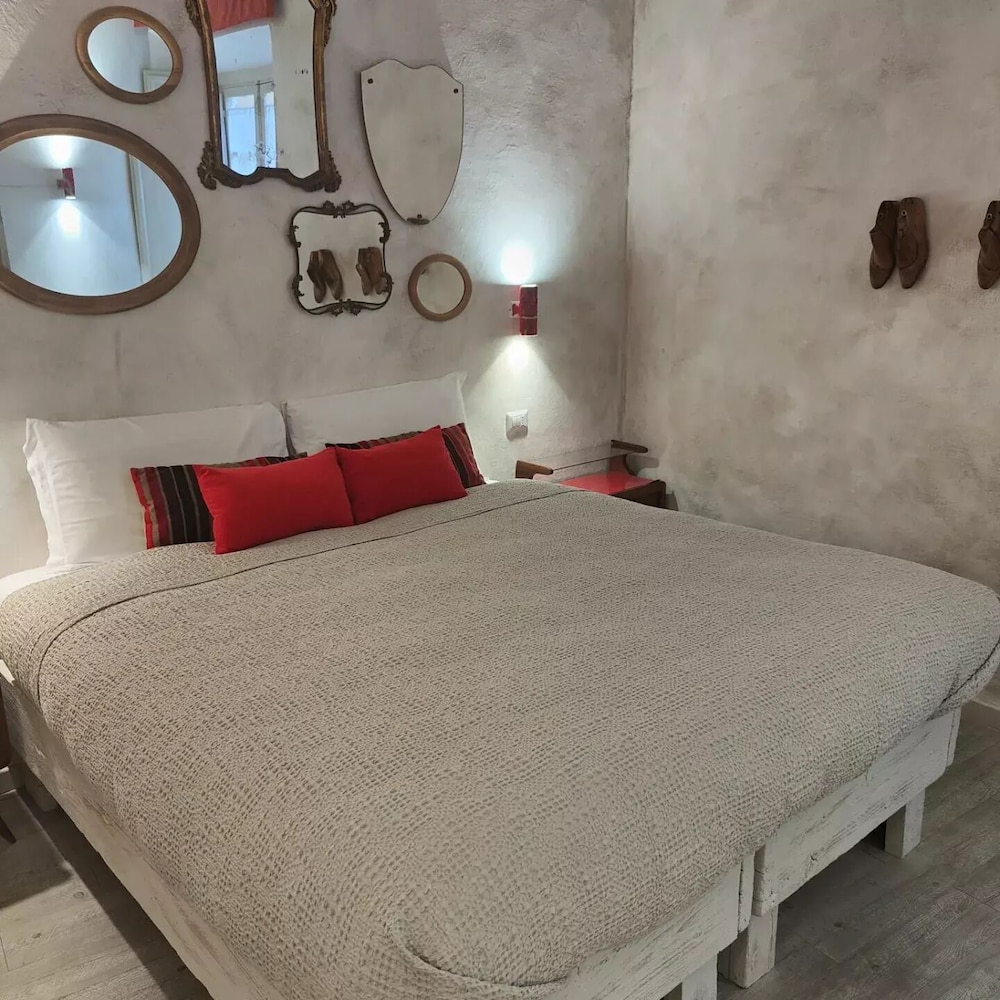 Deluxe Double Room, 1 Bedroom (Red Room) photo 3