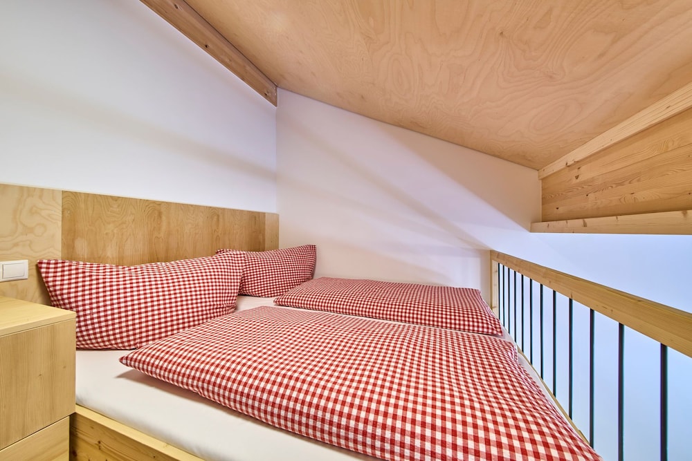 Comfort Studio, 1 Queen Bed, Mountain View