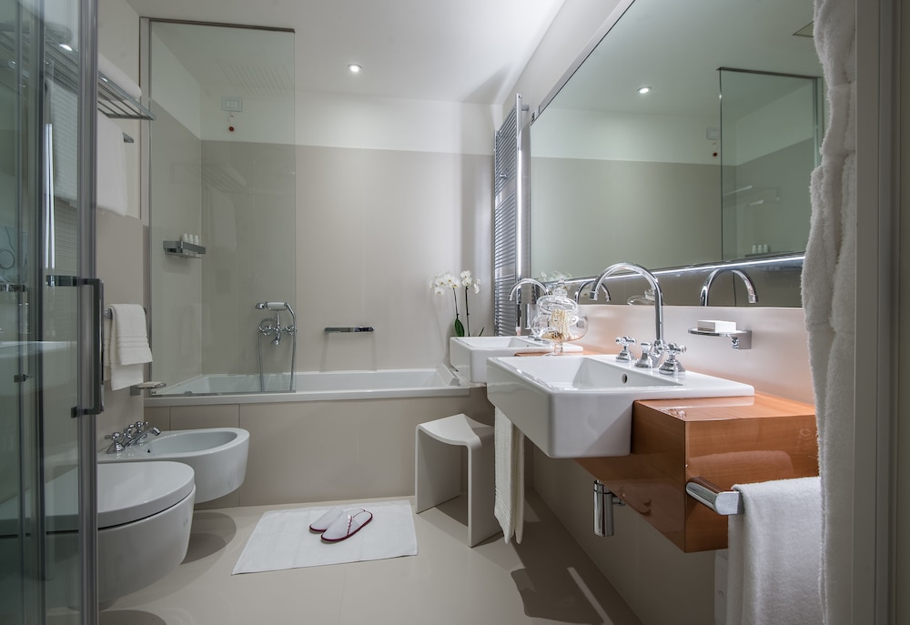 Deluxe Apartment, 1 Bedroom, Canal View (separate entrance with stair lift) thumbnail 6