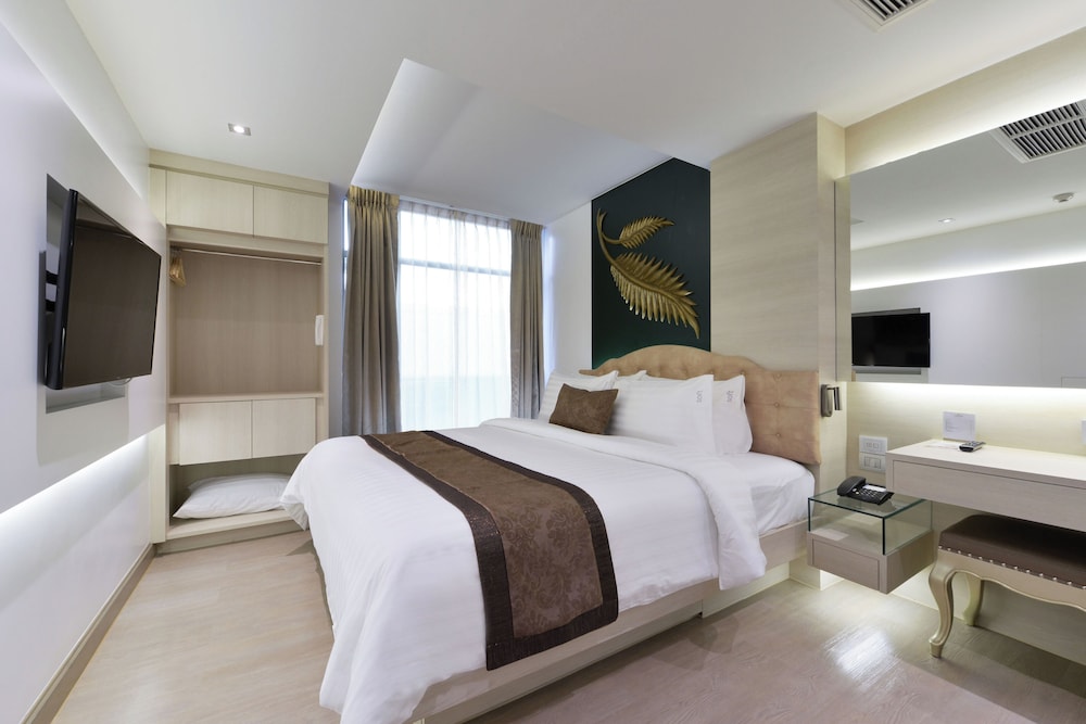 Premier Room, 1 King Bed photo 1