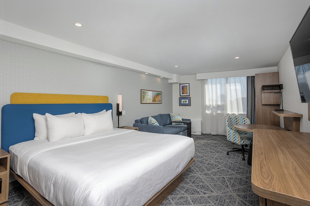 Room, 1 King Bed with Sofa bed, Non Smoking (Upgrade) - Photo 2