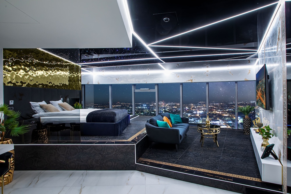 44 Floor Deluxe Apartment with hot tub and sauna