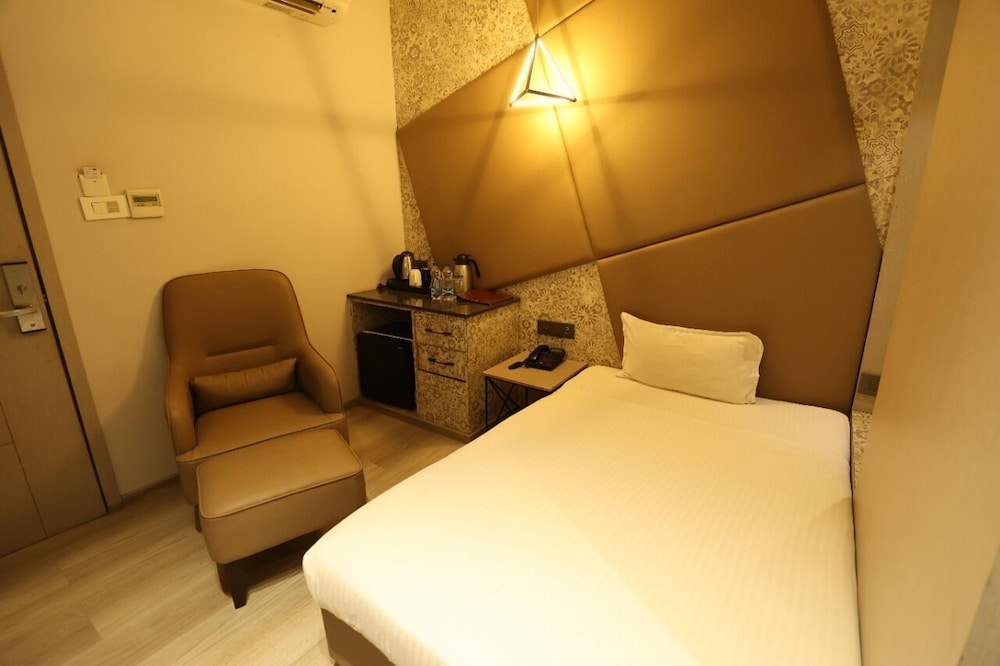 Standard Room, 1 King Bed, Smoking, City View photo 2