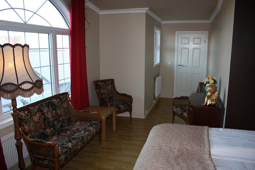 Basic Double Room, 1 King Bed, Shared Bathroom photo 3