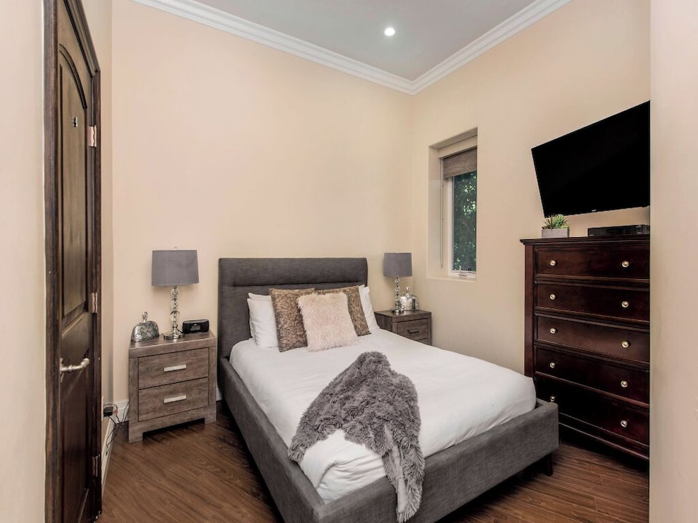 Luxury Villa, Multiple Beds, Pool Access, Mountain View (Robmar Mansion)