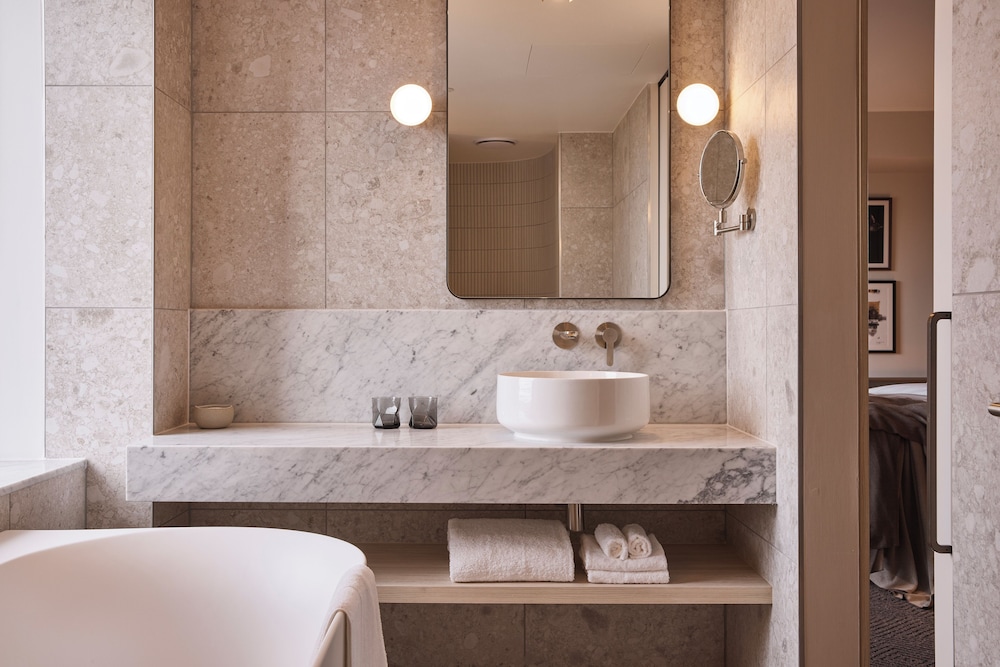 Rydges Deluxe Corner King thumbnail 6