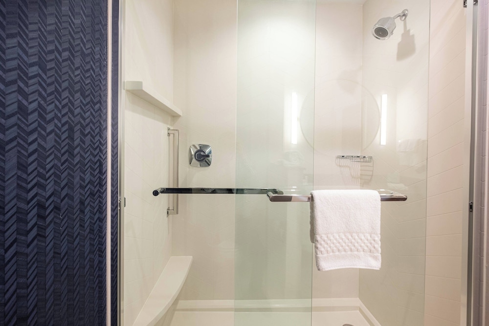 Suite, 1 King Bed with Sofa bed (Mobility Accessible, Roll-in Shower) photo 3