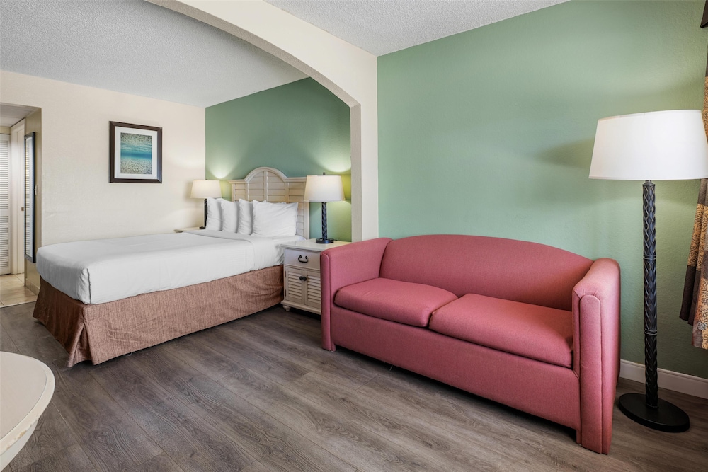 Standard Room, 1 Queen Bed, Refrigerator & Microwave, Pool View - Photo 1