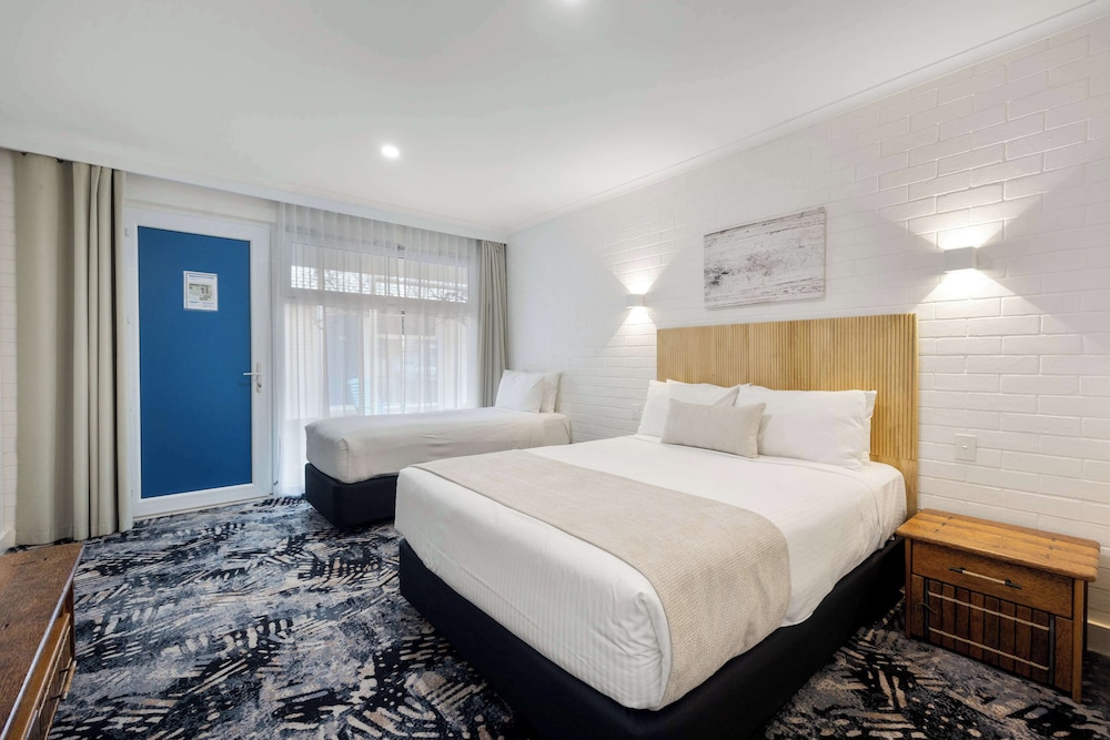 Deluxe Room, Multiple Beds - Photo 4