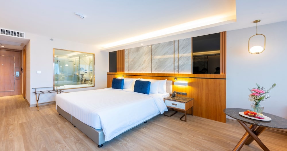 Deluxe Room (King)