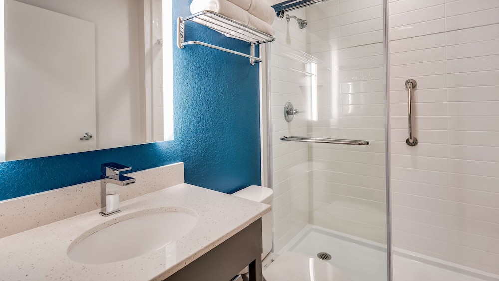 Standard Room, 1 King Bed, Non Smoking, Refrigerator - Photo 4
