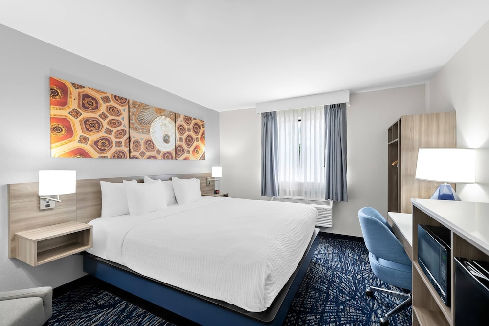 Standard Room, 1 King Bed, Non Smoking - Photo 1
