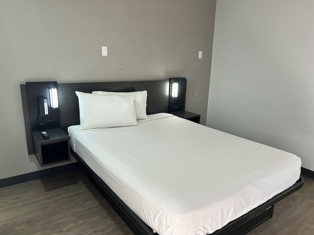 Deluxe Room, 1 Queen Bed, Accessible, Non Smoking photo 1