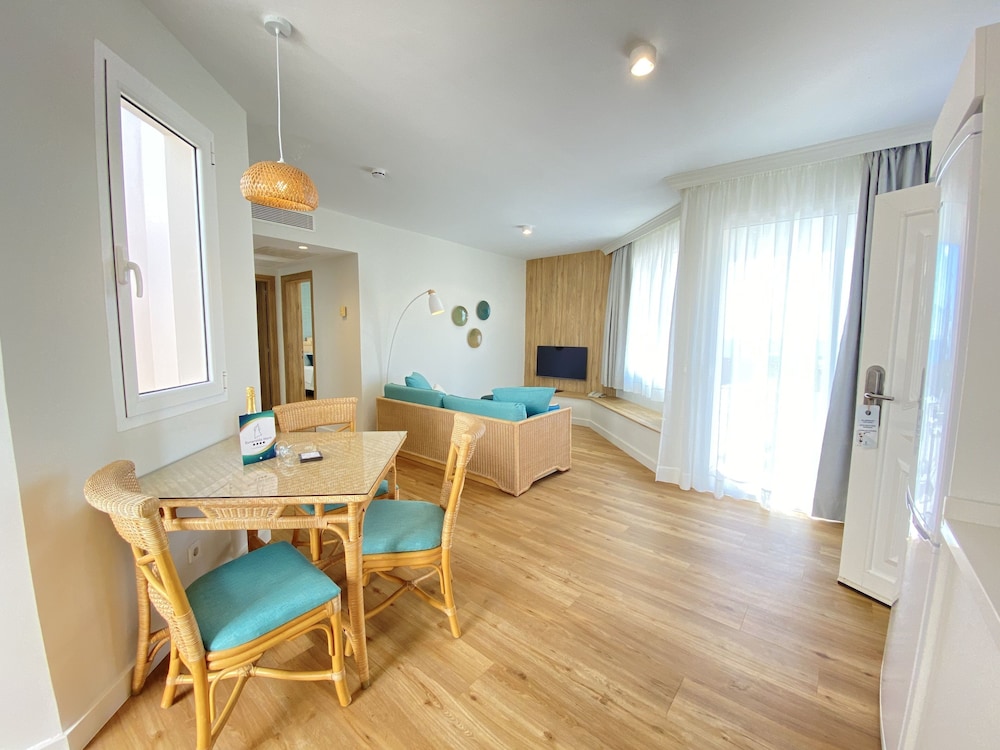 Suite, 2 Bedrooms, Terrace, Sea View (2 adults + 1 child) Suite, 2 Bedrooms, Terrace, Sea View (2 adults + 1 child)