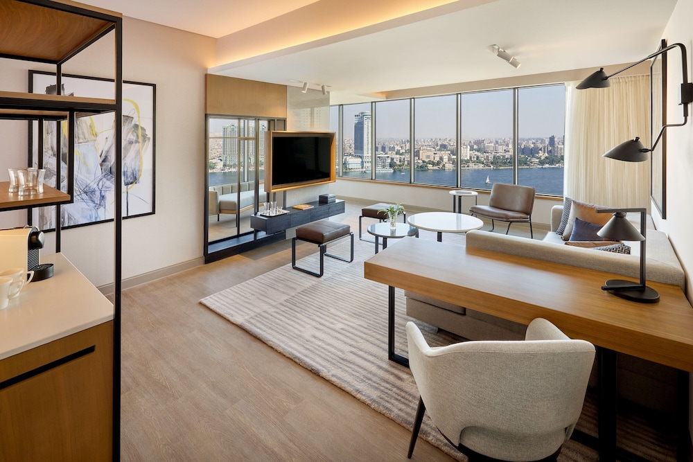 Panoramic Suite, 1 King Bed - Photo 9